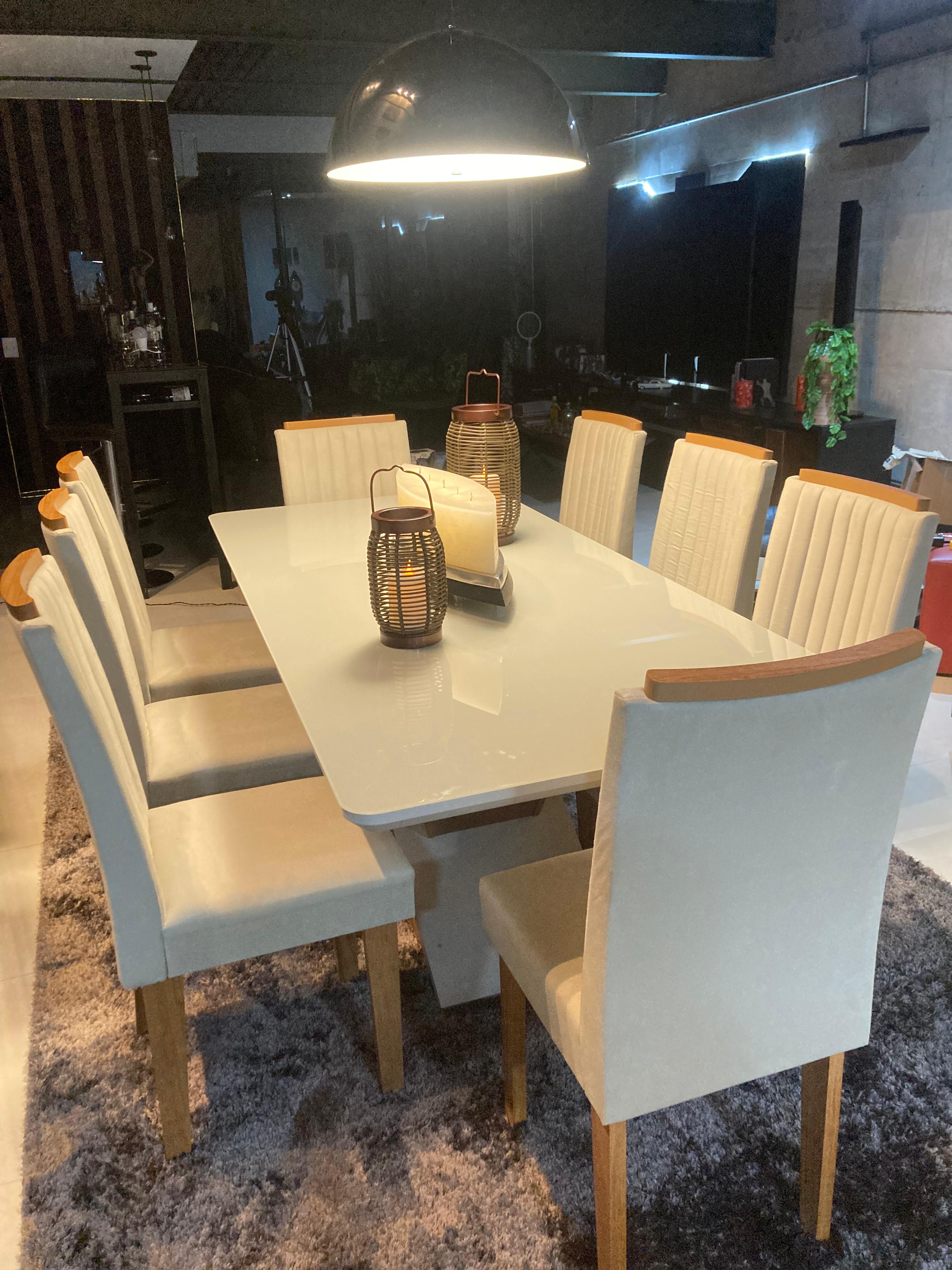 Montagem de mesa e cadeiras